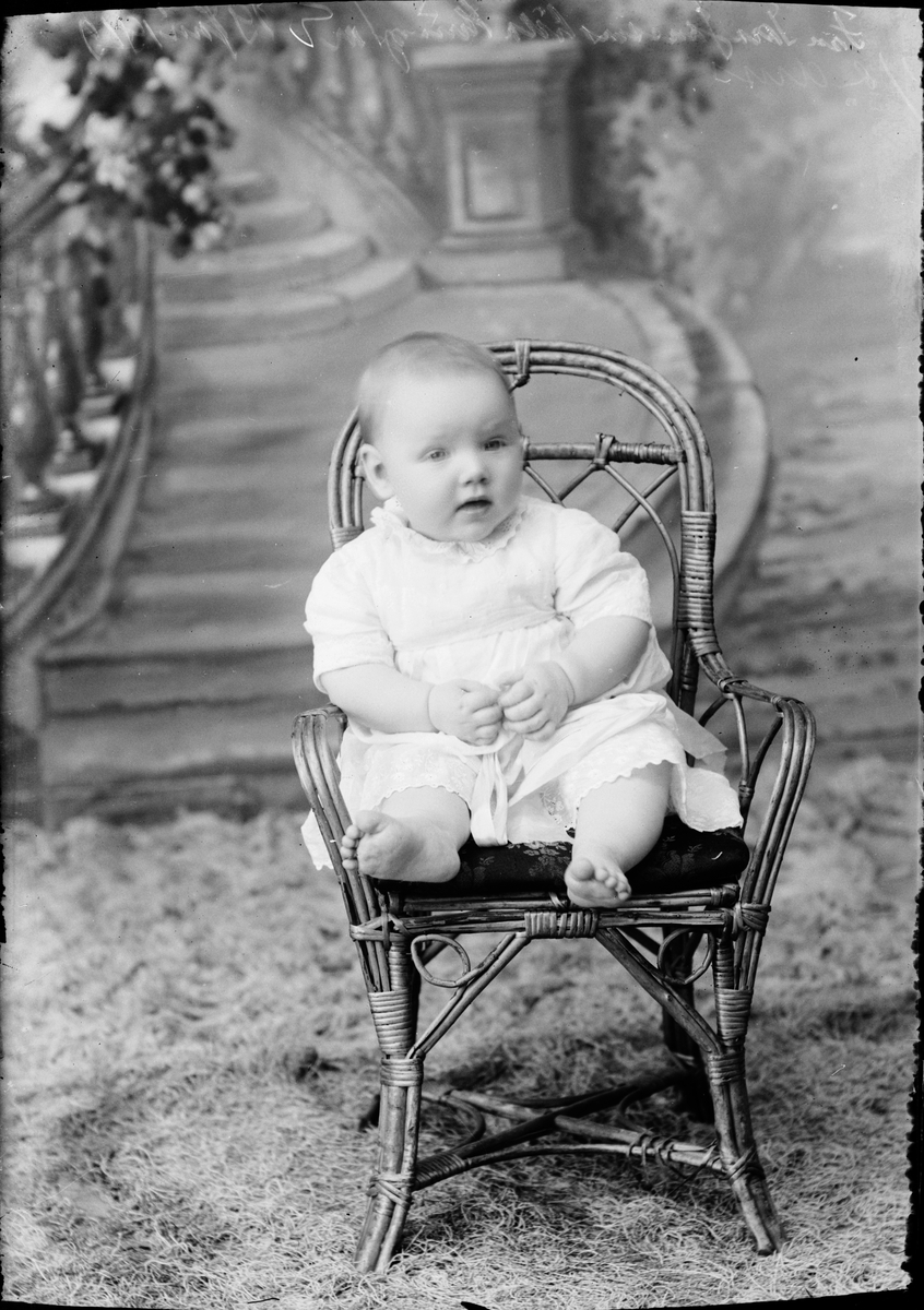 Skötsner-Edhlund, Ateljéporträtt - barn till Tora Jansson från Häverö, Uppland 1919