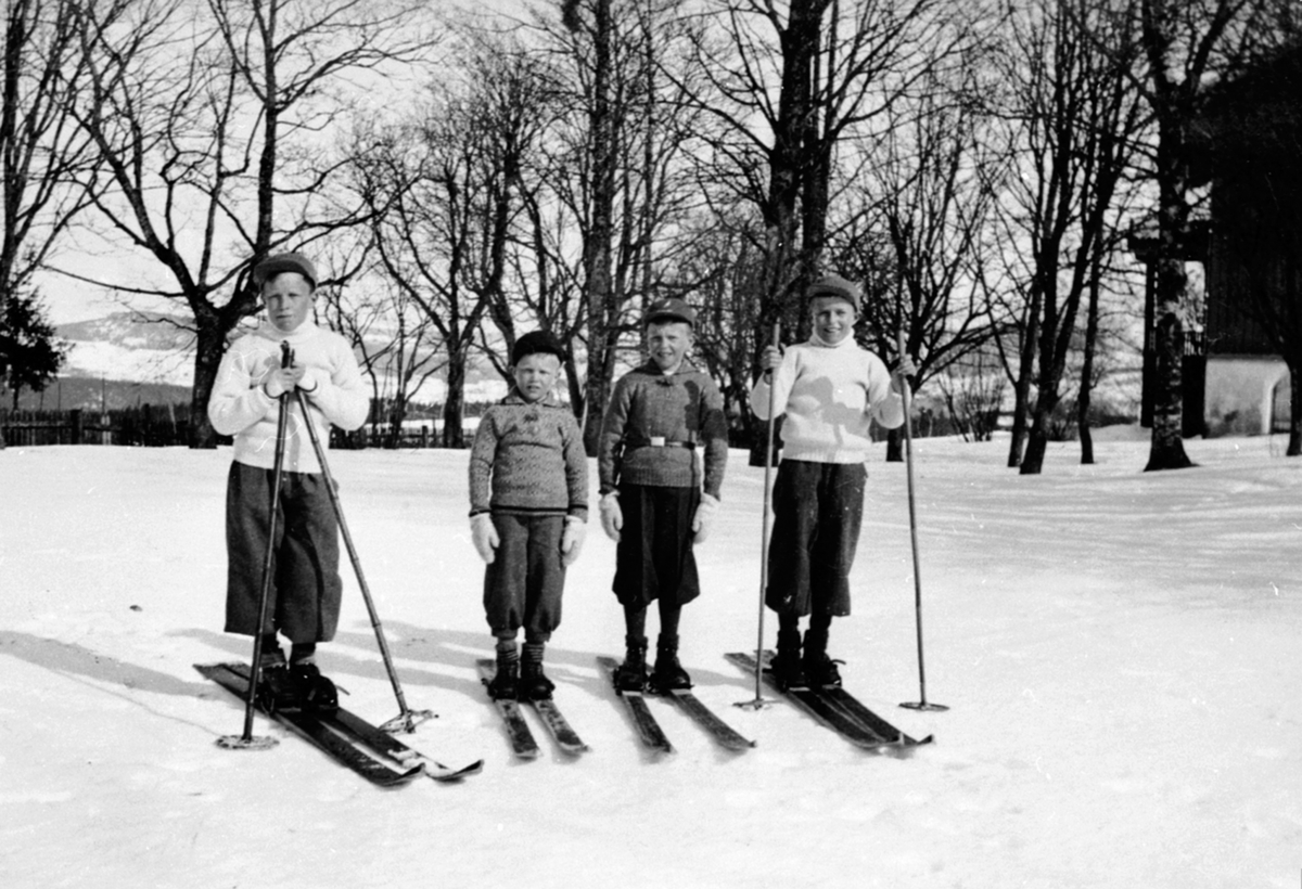 Anno Domkirkeodden, Brødrene Skjeseth på ski. Fra venstre er Erik f.1922, Kolbjørn (1927-2011), Jon (1925-2007) og Steinar Skjeseth (1924-1996), Berg østre, Ringsaker.