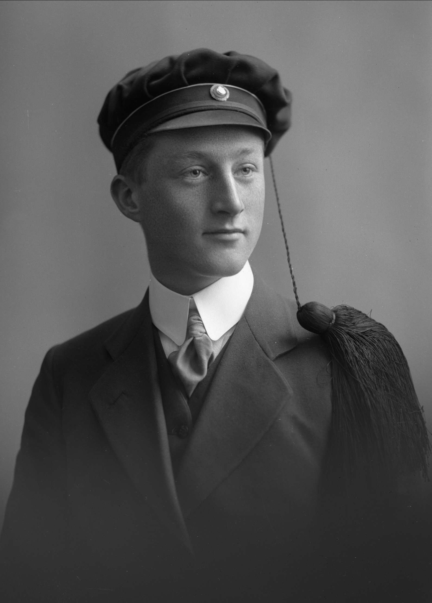 Gustav Borgen, Portrett, mann med studentlue. Otto von Hanno.