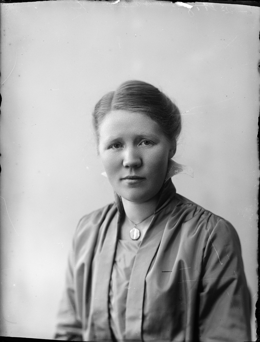 Skötsner-Edhlund, Ateljéporträtt - Ruth Skötsner, Östhammar, Uppland