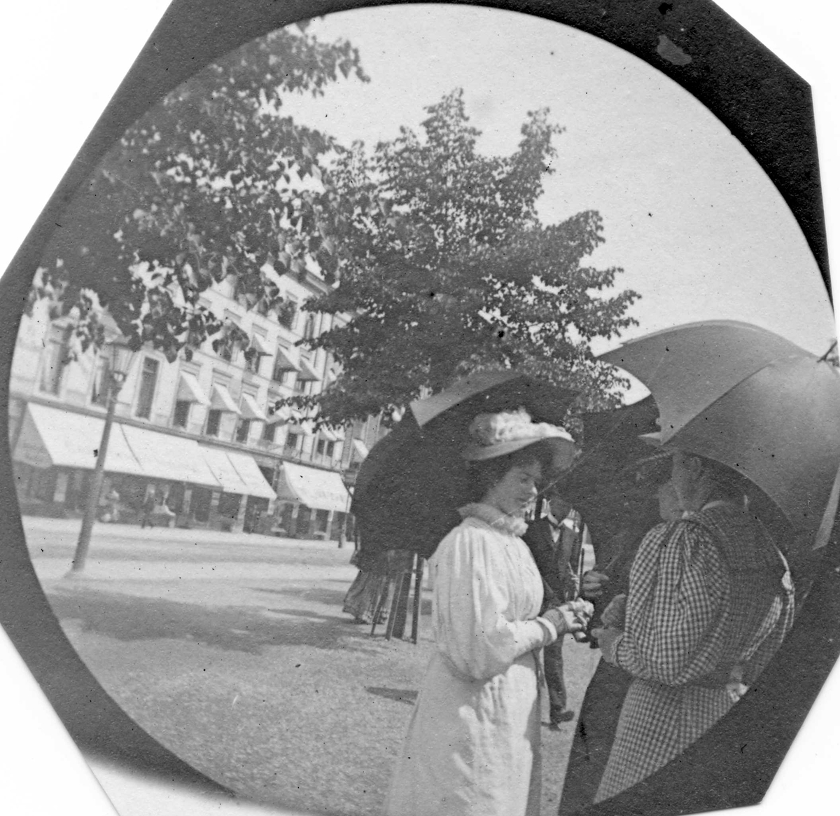 Fredrik Carl Mülertz Størmer, Frk.Wiborg og to andre kvinner står og prater ved Karl Johans gate, Oslo..