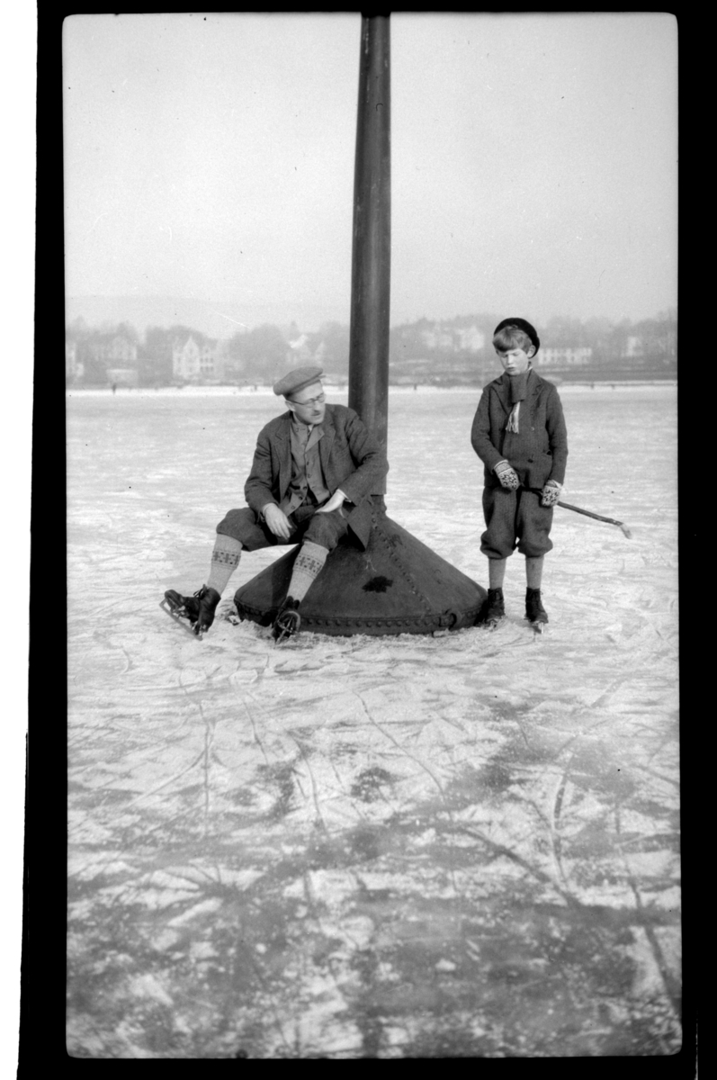 Rolf Sr. Sundt, Far og sønn Rolf Sundt har på seg skøyter i Frognerkilen. Fotografert 1930.