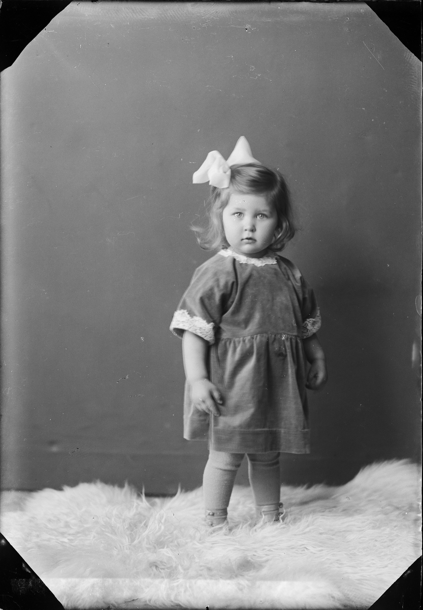 Skötsner-Edhlund, Ateljéporträtt - barn till Birgit Ahlstrand från Öregrund, Uppland 1923