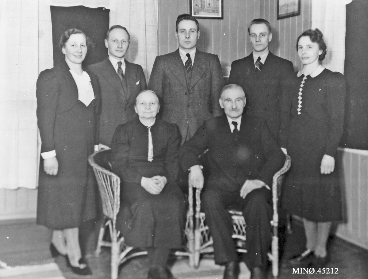 Ukjent, Gruppebilde, Familien Tronsmo. Bak fra v. Anne, Nils, Gunnar, Sigurd, Sigrid. Foran: Goro og Rasmus