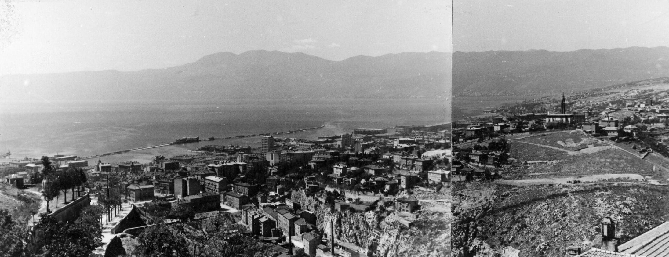 Branko Fučić, Rijeka, panorama (lijeva polovica) sa zvonika trsatske samostanske crkve; luka, panorama (desna polovica) „Kozala“ s votivnom crkvom, grobnicom d'Anunzievih ratnika, rad riječkog arhitekta Brune Anghebena, oko 1930.