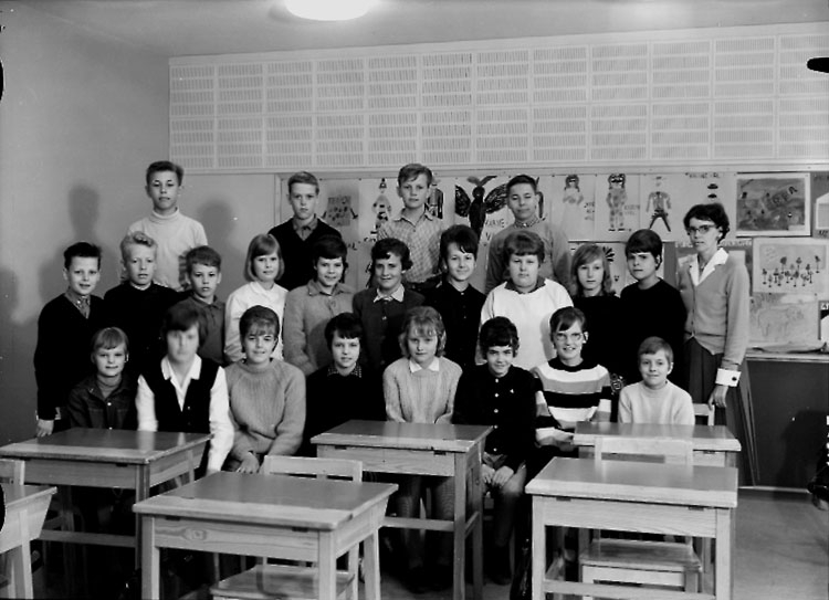Sven Lindskog, Olaus Petriskolan, classroom interior, 22 schoolchildren with teacher wife Maj Peters. Class 6C, Hall 4.
