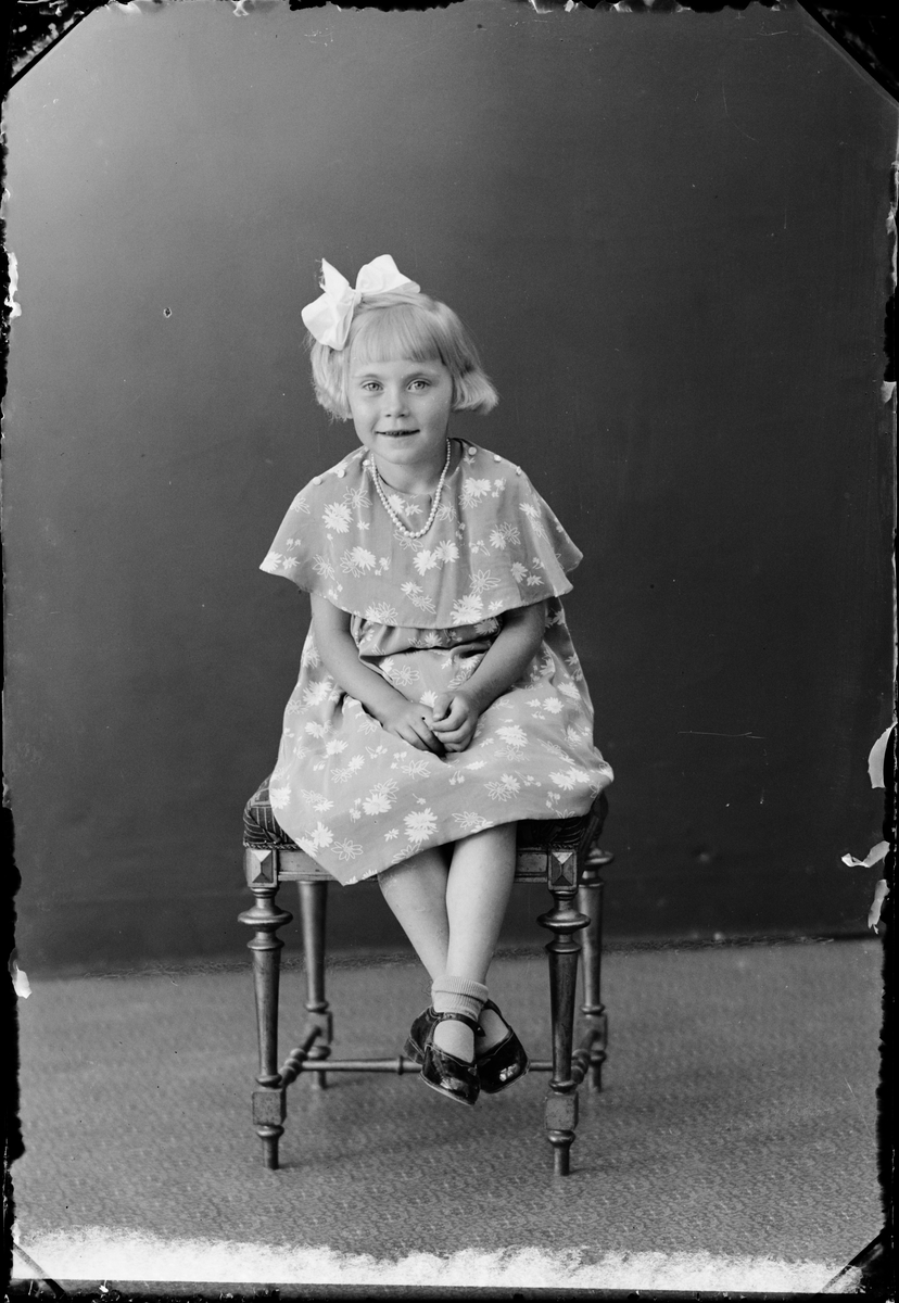 Skötsner-Edhlund, Ateljéporträtt - Elenora Bergström från Hargshamn, Harg socken, Uppland