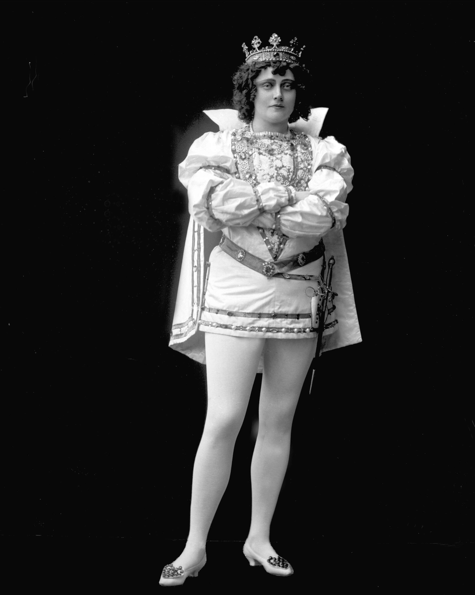 Gustav Borgen, Portrett, operasangerinne, sopranen Gabrielle Bidenkap som "Prinsen av Mantua", fra Cornevilles klokker" (av Planquette), Nationaltheatret 1902.