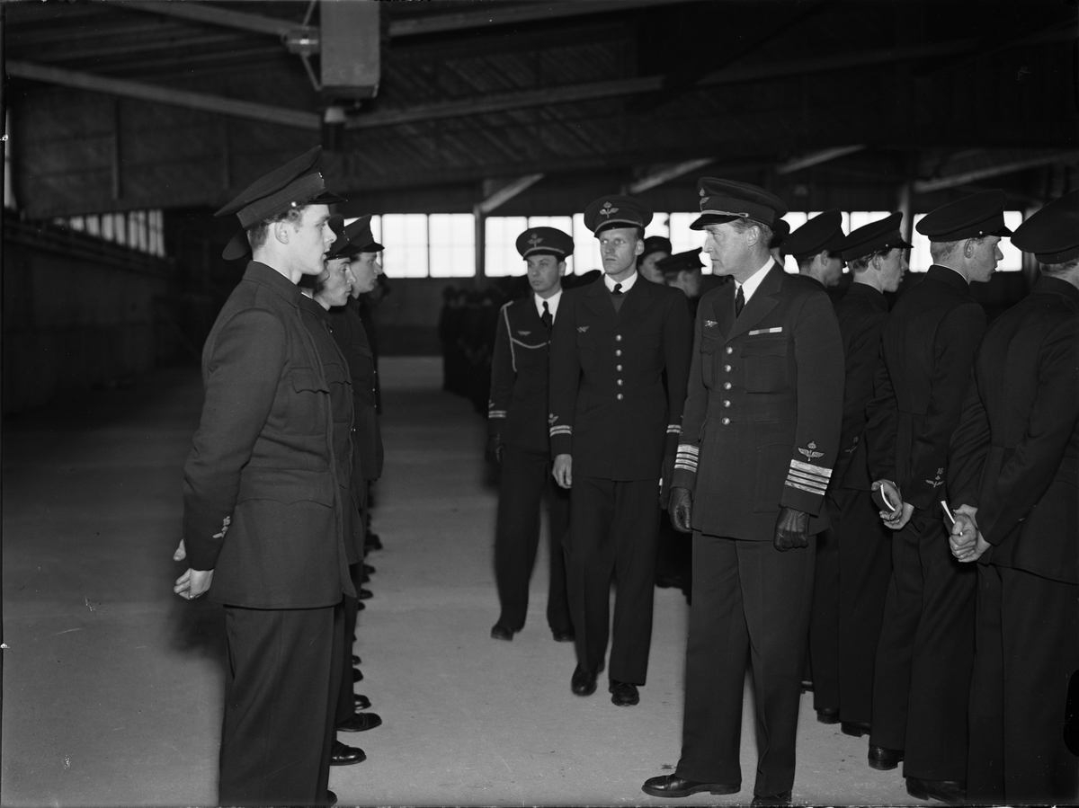 Paul Sandberg, Inspektion av flygsoldater, Upplands Flygflottilj, F 16, Uppsala 1944