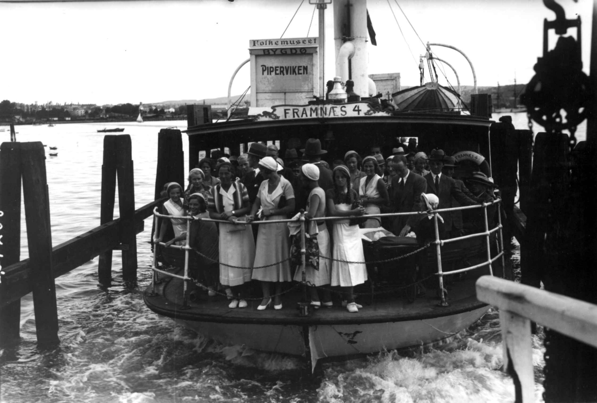 Hermann Christian Neupert, Oslo, Framnesfergen med avgang til Piperviken. Sommerkledde kvinner. Menn i dress.