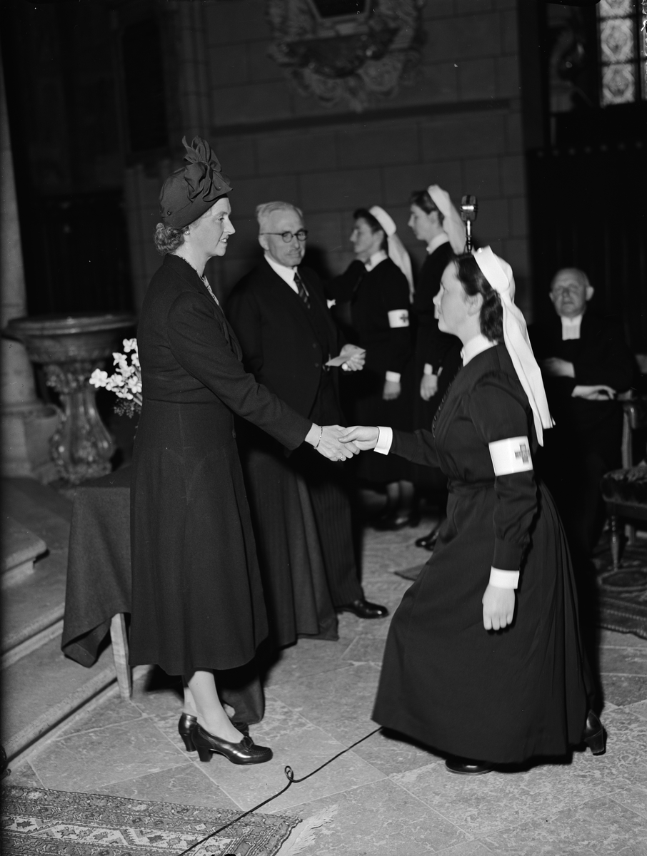 Paul Sandberg, Prinsessan Sibylla delar ut sjuksköterskebroscher, Uppsala sjuksköterskehems sjuksköterskeskolas sköterskeinvigning i Uppsala domkyrka