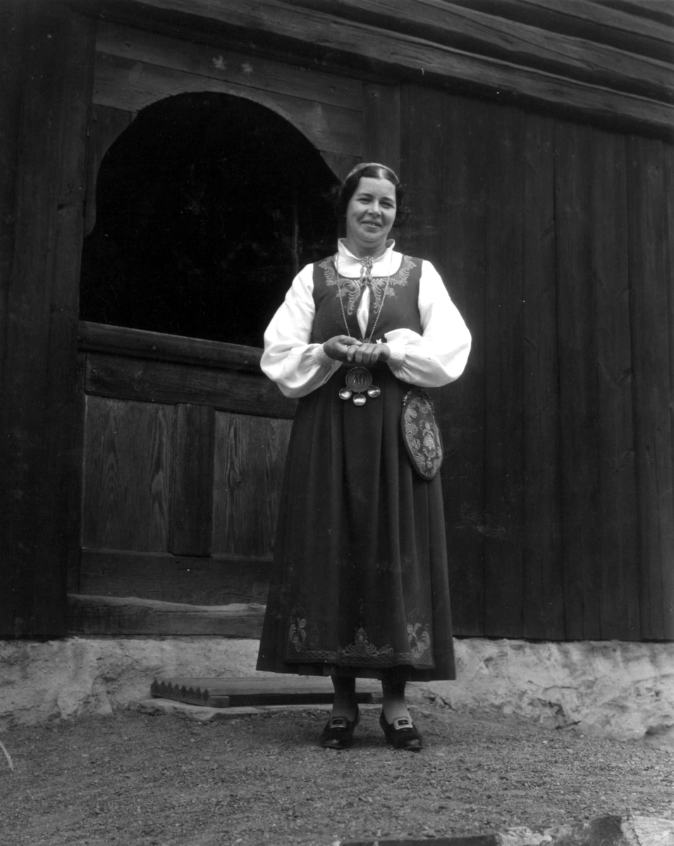 Anders Beer Wilse, Kvinnedrakt, Akershus