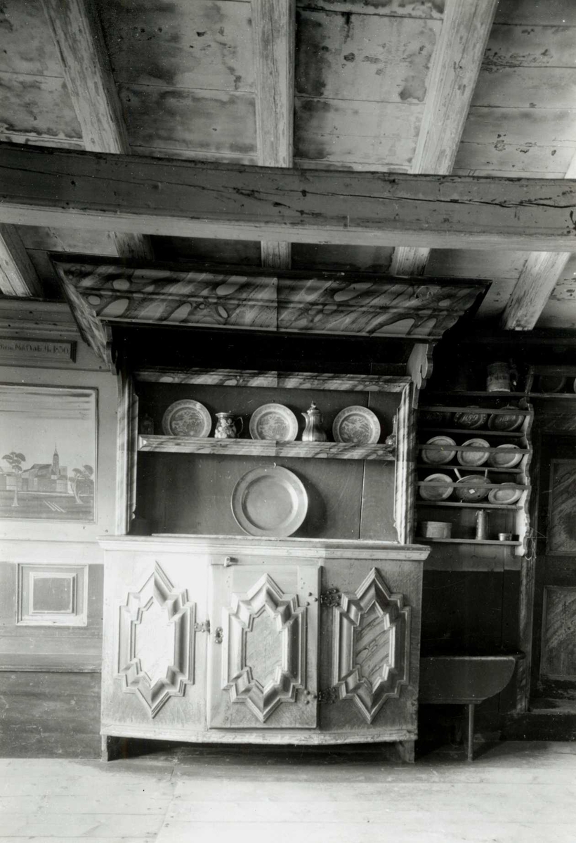 Gisle Midttun, Hansmoen, Tynset, Nord-Østerdal, Hedmark. Framskap, snekret i 1739. Nå på Glomdalsmuseet.