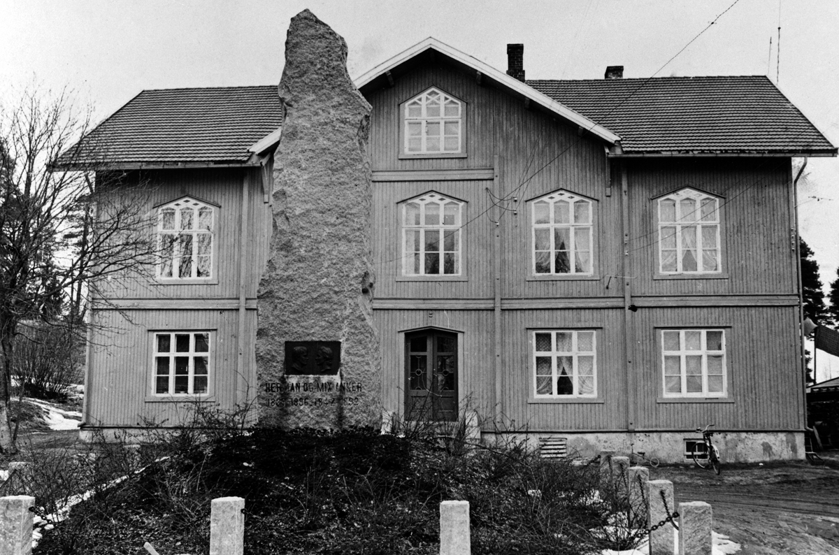 Anno Domkirkeodden, SAGATUN. BAUTA OVER HERMAN OG MIX ANKER.