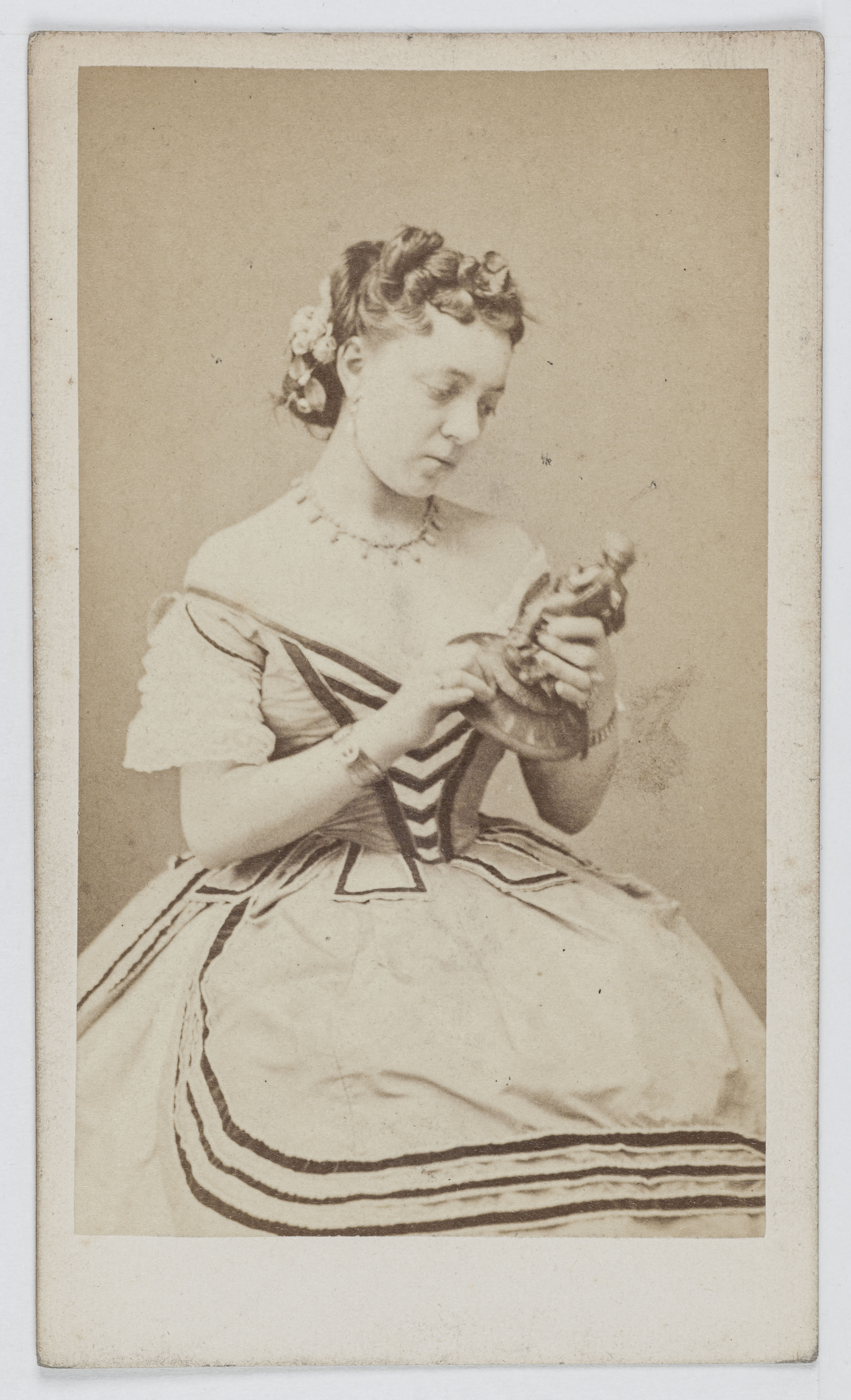 Ulric Grob, Portrait de Mademoiselle Goret, dite Mademoiselle Silly, sœur de Delval et actrice au Théâtre des Variétés en 1869 et au Théâtre de la Porte Saint Martin.