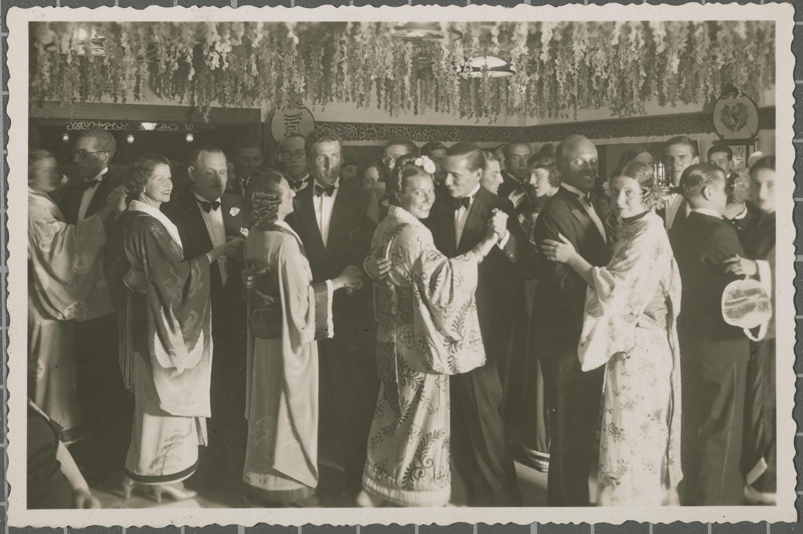 Desconegut, [Dance at La Gaviota Hostal]