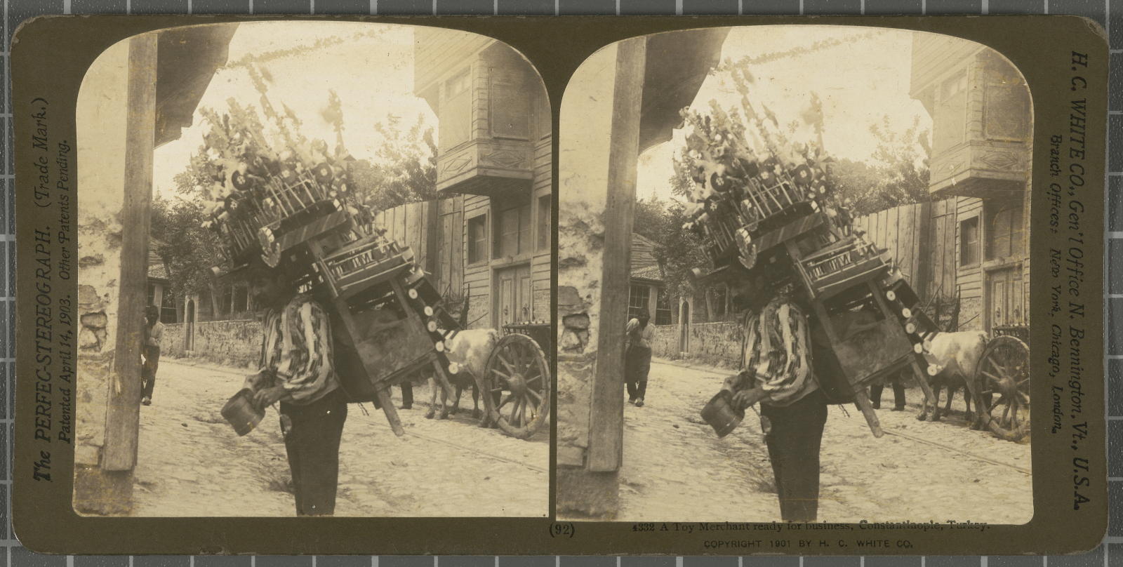 Desconegut, A Toy Marchand ready for business, Constantinople, Turkey. White, H.C. & Co., The "Perfec" Stereograph