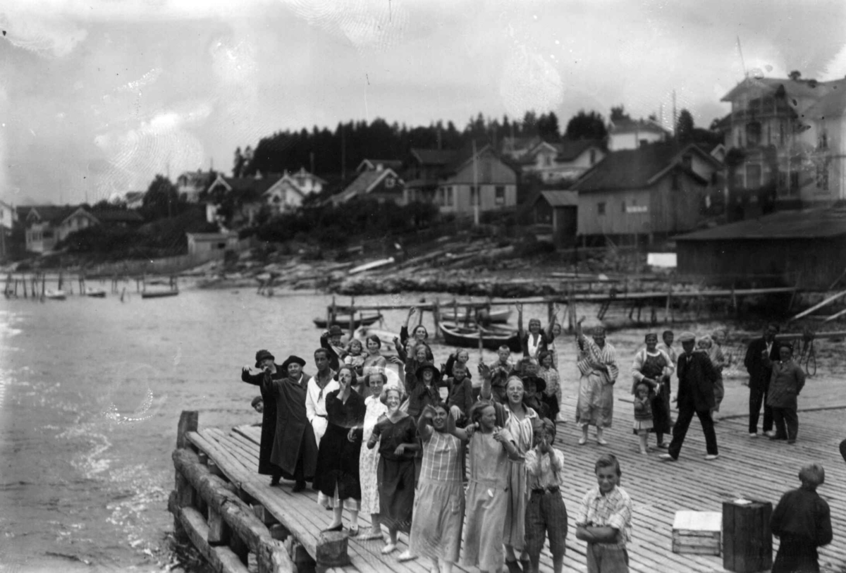 Hermann Christian Neupert, Son, Vestby, Akershus 1924. Oversiktsbilde. Mennesker på brygge. Båter. Bebyggelse i bakgrunnen.