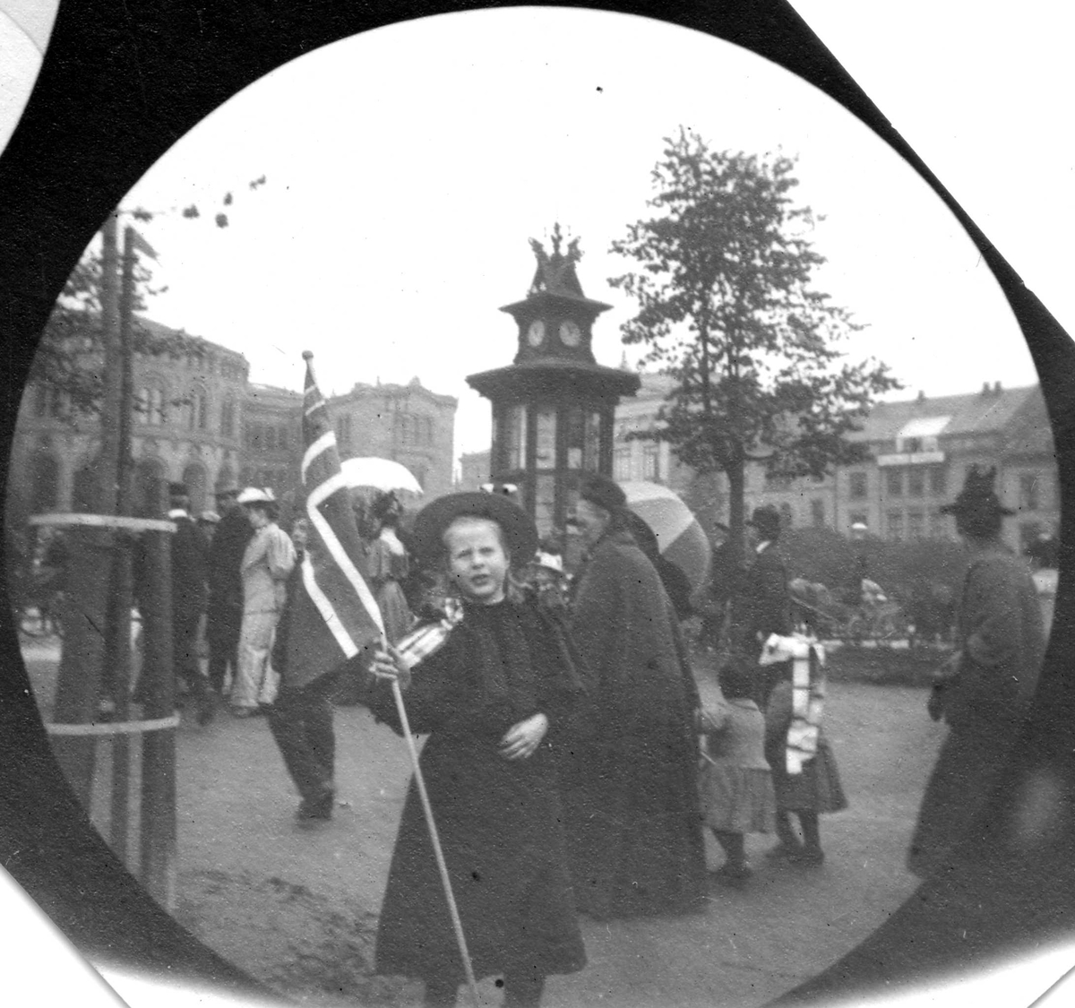 Fredrik Carl Mülertz Størmer, Betty Reimers, datter av høyesterettsass. Reimers. Lita jente med flagg på Karl Johans gate, Oslo. Stortinget i bakgrunnen.