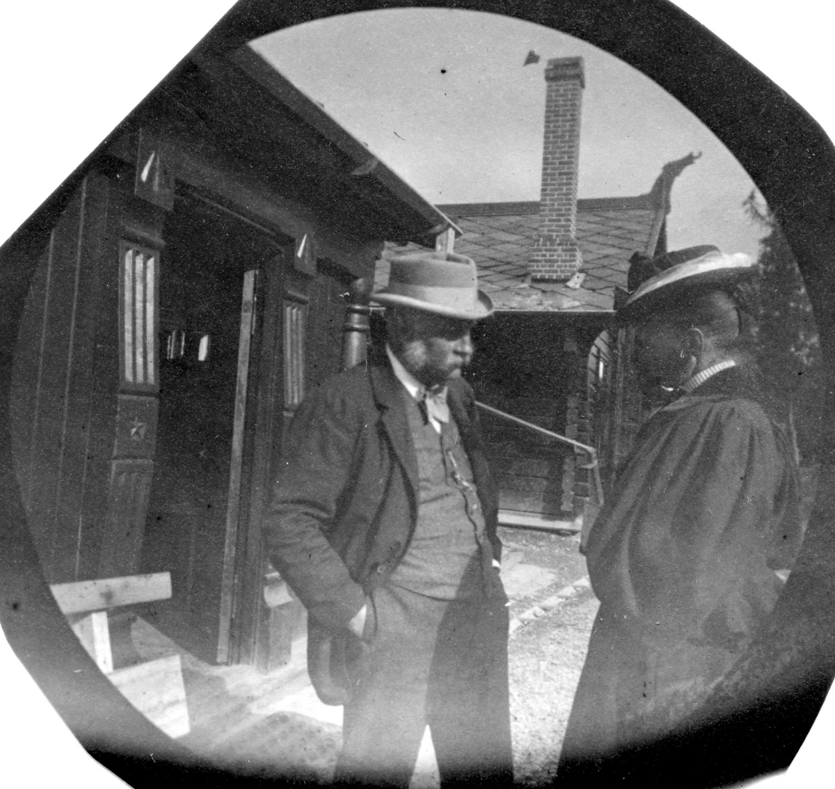 Fredrik Carl Mülertz Størmer, Golå, Sør-Fron, Oppland. Fotografens svigerfar Generalkonsul C. Clauson og fru Beer i prat foran tømmerhus, det ene med dragehode.