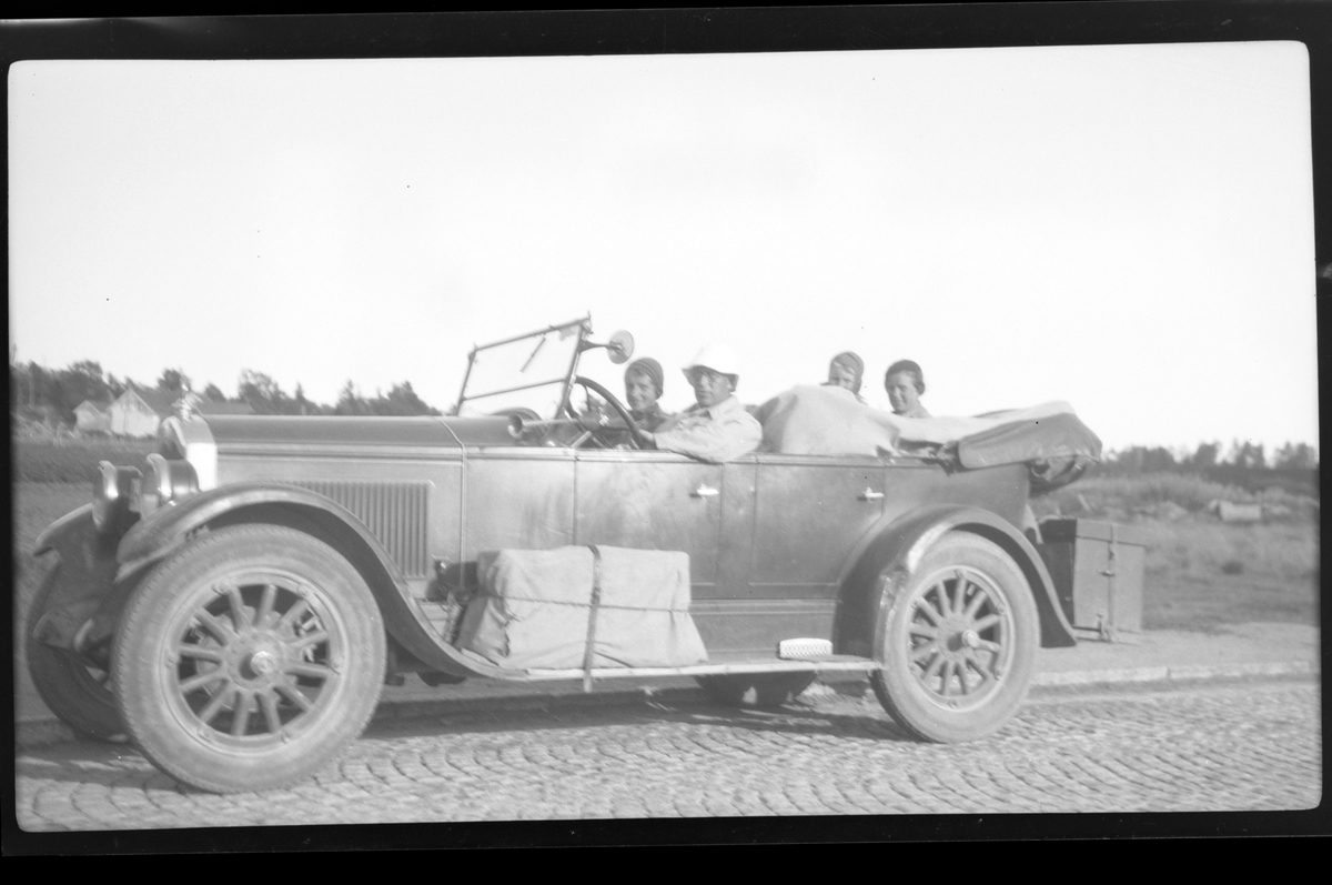 Rolf Sr. Sundt, Rolf Sundt sr. sitter i forsetet i sin Buick, sammen med Lillemor Nickelsen, sin sønn Rolf jr. og Lise Skabo.