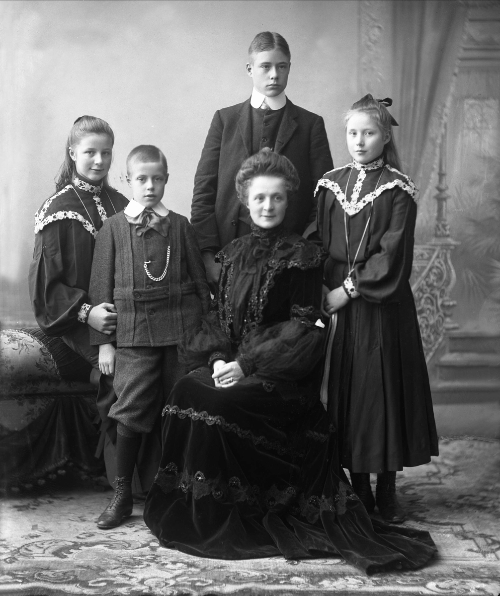 Gustav Borgen, Gruppeportrett, fru Christoffer Berg med sine to sønner og to døtre.