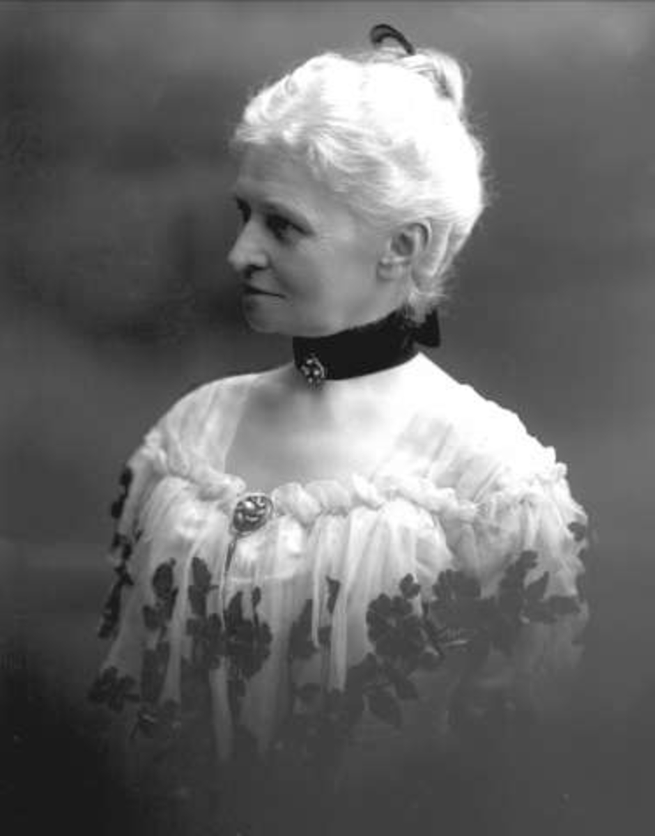 Gustav Borgen, Portrett, eldre kvinne hvit, blomstrete kjole. Halssmykke på tøybånd. Fru kammerherre Sommerfeldt.