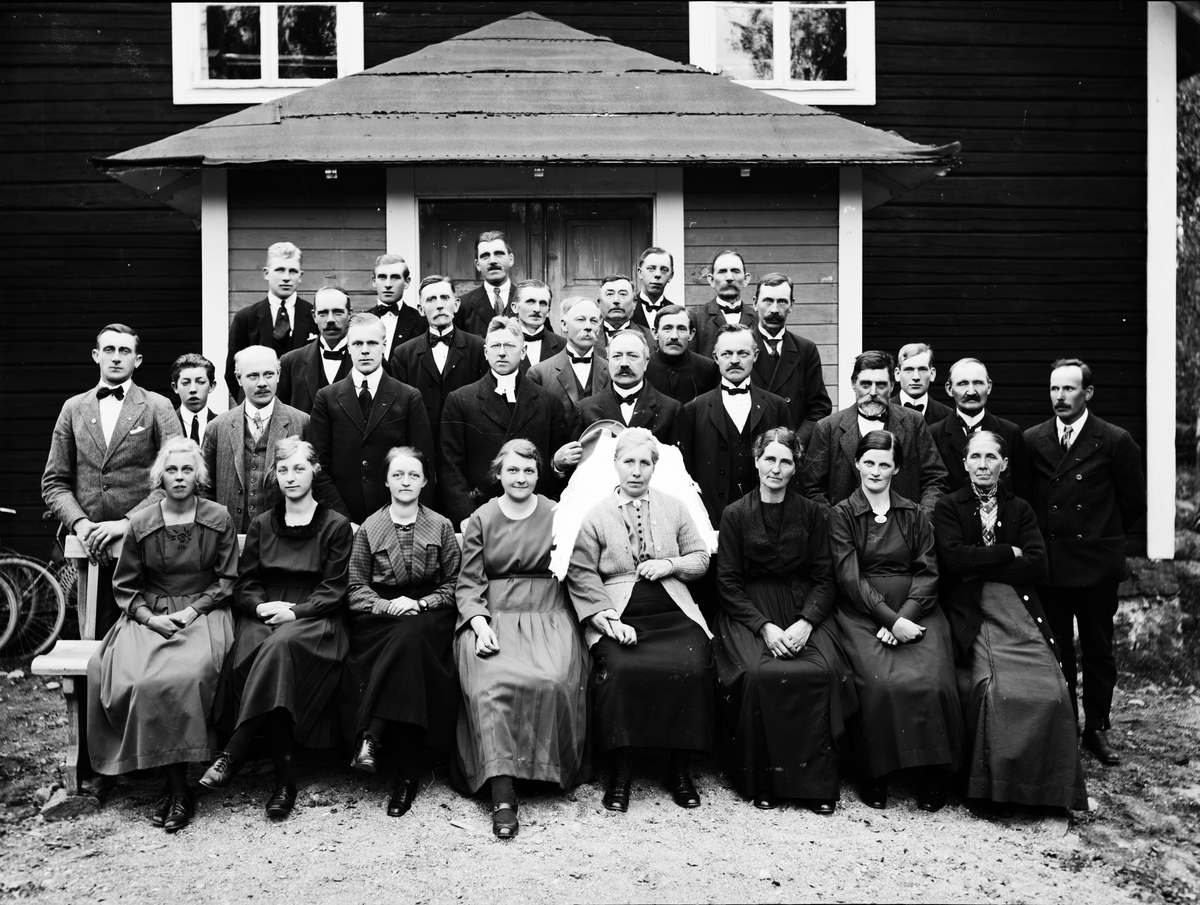 Skötsner-Edhlund, Grupporträtt vid baptistkapellet i Vamsta, Uppland