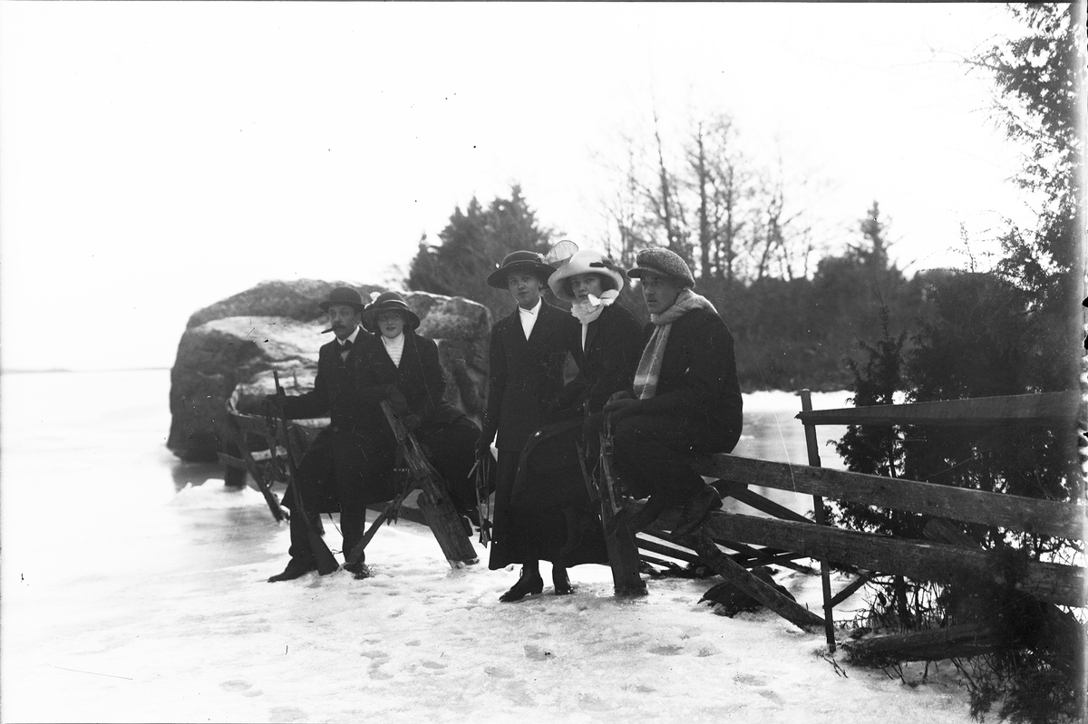 Skötsner-Edhlund, Women and Men with Skates at the Ice, Östhammar, Uppland