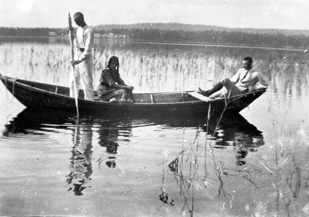 Anno Domkirkeodden, Tre ungdommer i robåt/åfløye på Mesnavannet. Sørmesna. Familie Løken fra Granerud gård, Brumunddal.