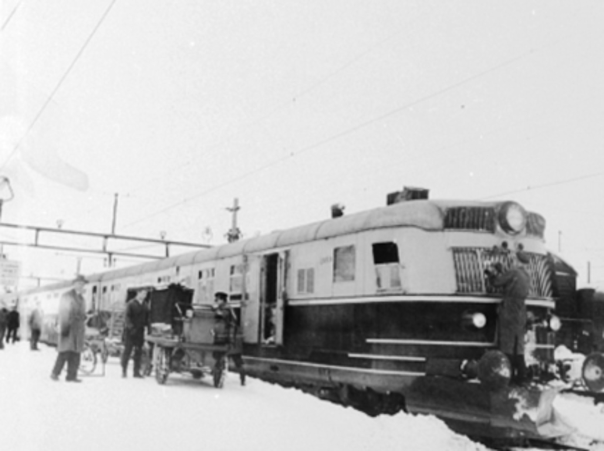 Anno Domkirkeodden, HAMAR JERBANESTASJON, DOVREEKSPRESSEN, DIESELDREVET, LYNTOGET, PERRONG, VINTER, LASTING AV REISEGODS