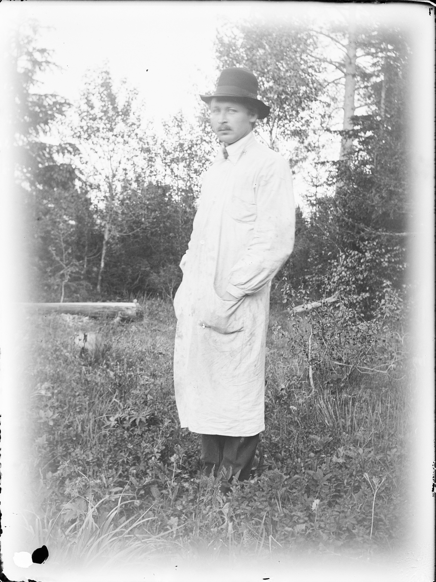 Skötsner-Edhlund, Man dressed in protective coat, Östhammar, Uppland