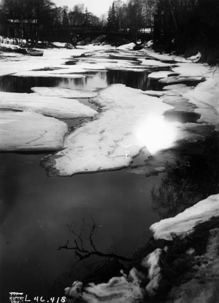 Hermann Christian Neupert, Sandvika, Bærum, Akershus 1910. Vintermotiv. Elveparti med isflak.
