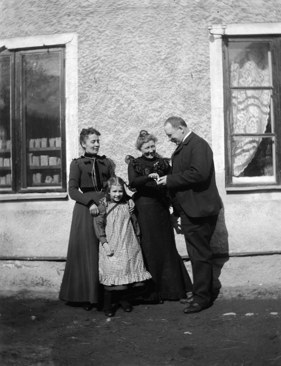 Carl Liljefors, Lotten Törnqvist, Carin Liljefors, Hilda Trotzig and Calle Liljefors, SvartLoden 37, district Edda, SvartLoen, Uppsala 1900 - 1901