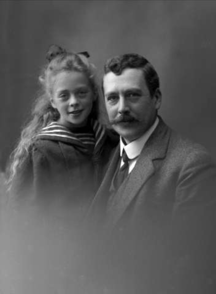 Gustav Borgen, Gruppeportrett, far og datter, dress og matrosdrakt. Herr Finne-Grønn.