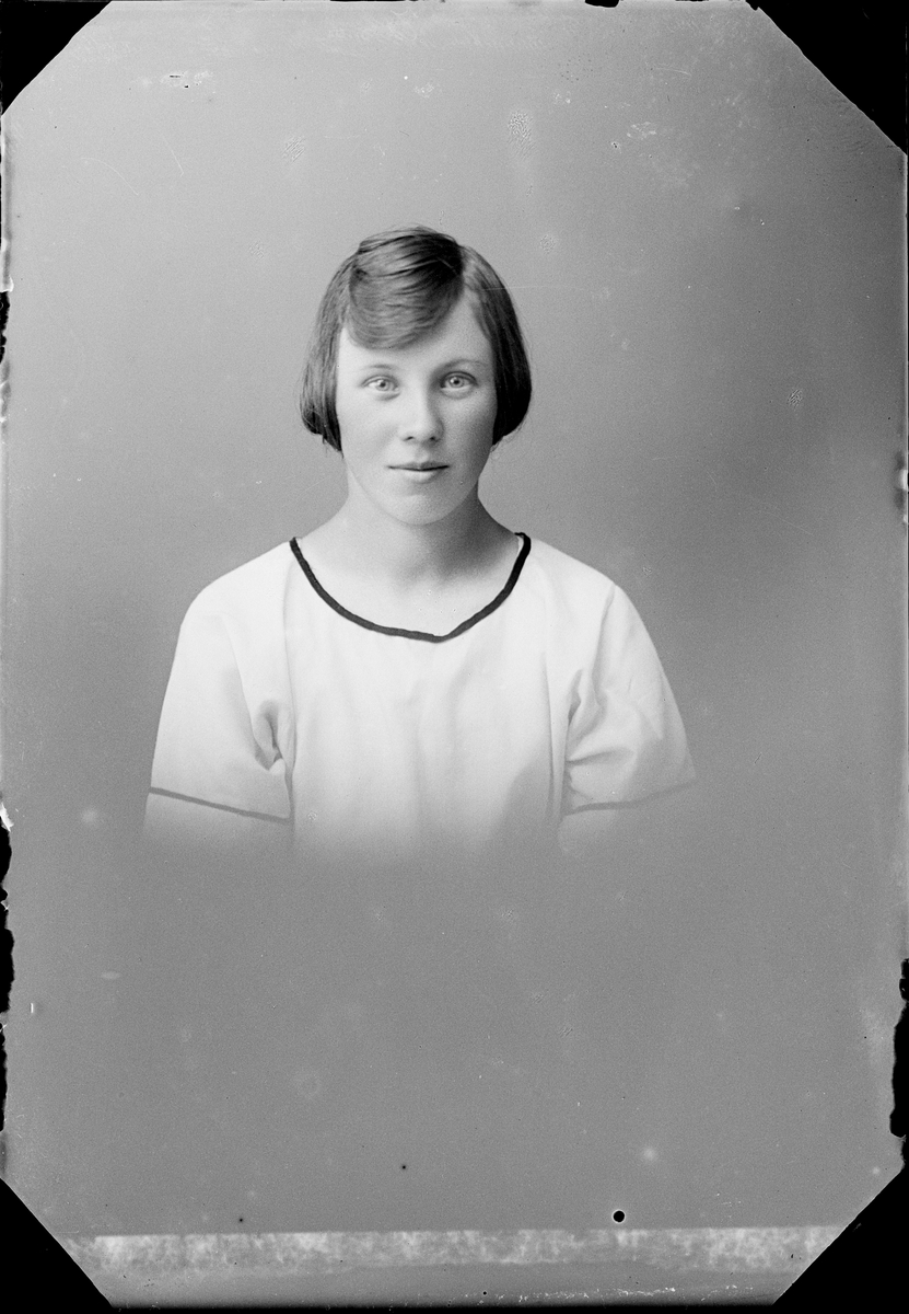 Skötsner-Edhlund, Ateljé portrait - Maja Lövqvist from Ånö, HökA, Uppland 1923