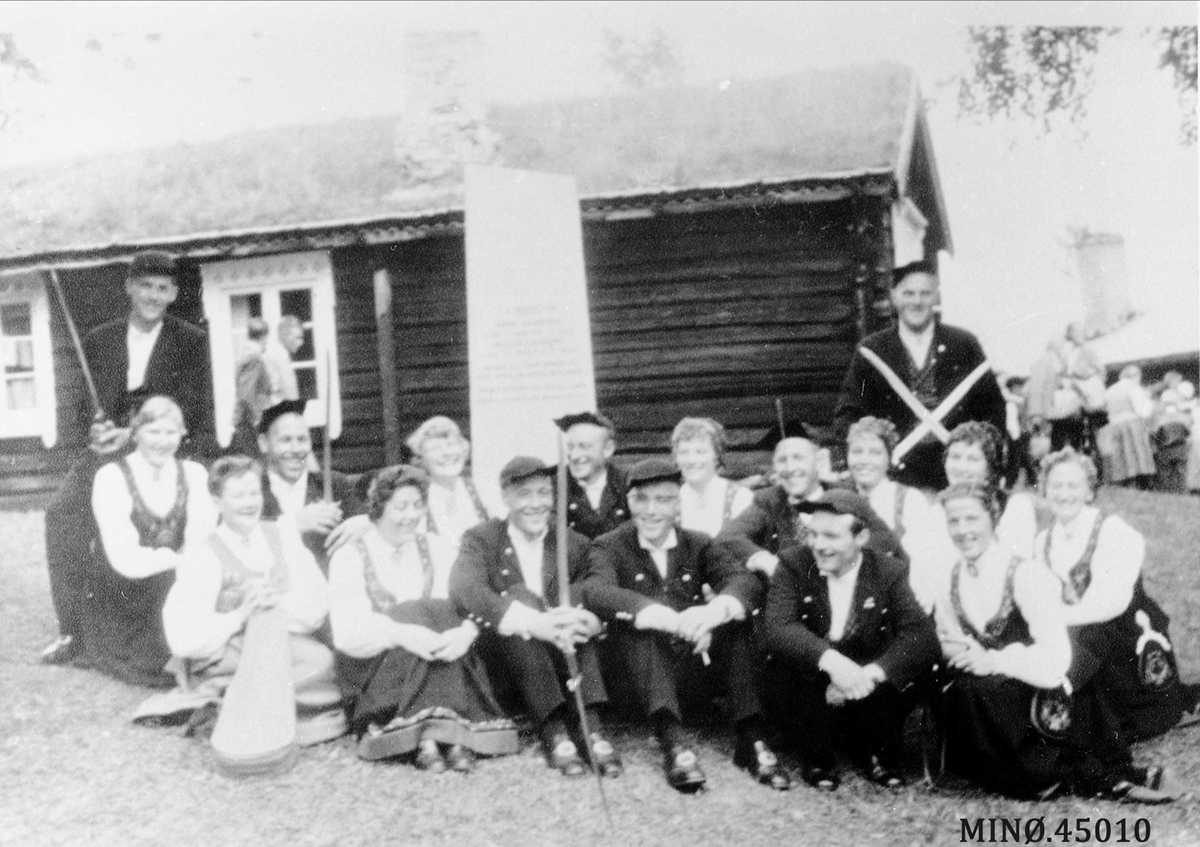 Ukjent, Vingelen leikarring deltar på 100-årsdagen til Hulda Garborg på Kolbotn 22. juli 1962
