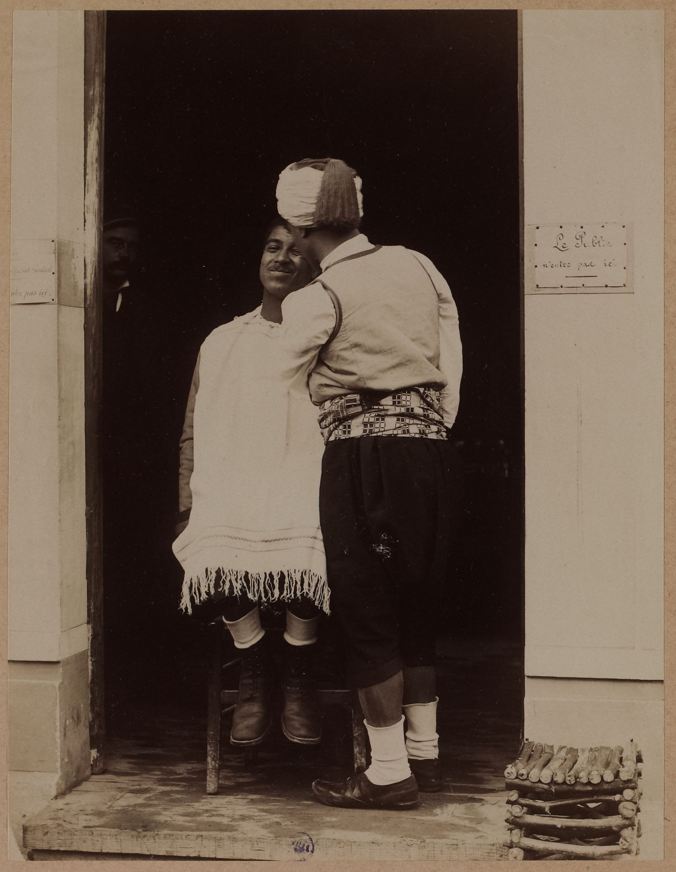 Anonyme, Exposition universelle de 1889, un barbier.