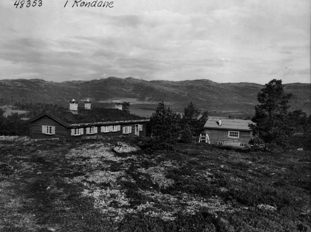 Anders Beer Wilse, Fjellvidde i Rondane med to hus/hytter.Dette skal være Mathisens stue.