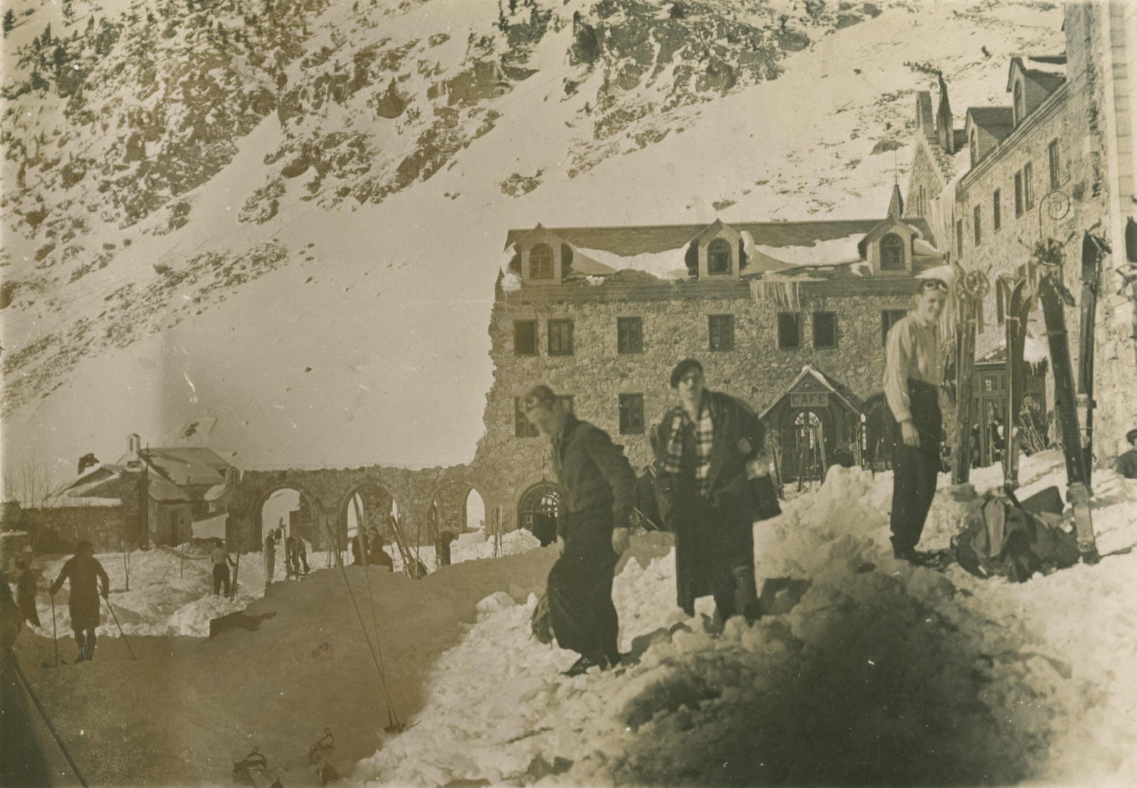 Desconegut, [Skiing to Nuria]