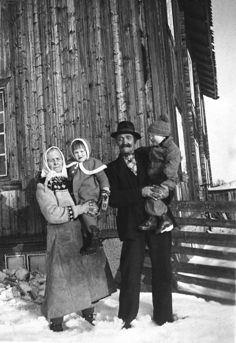 Anno Domkirkeodden, ÅS ØSTRE. HEDDA OG JOHANNES LINDBY-AAS MED BARNEBARNA BJØRN OG JORUN JØRGENSEN. CA 1941.
