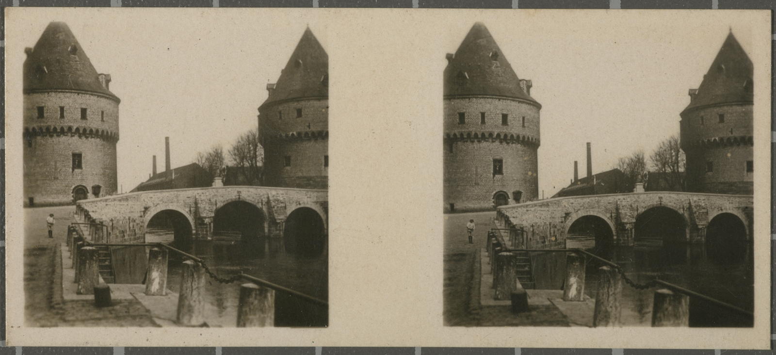 Desconegut, No. 54. Courtrai - Bridge and Broel towers.
