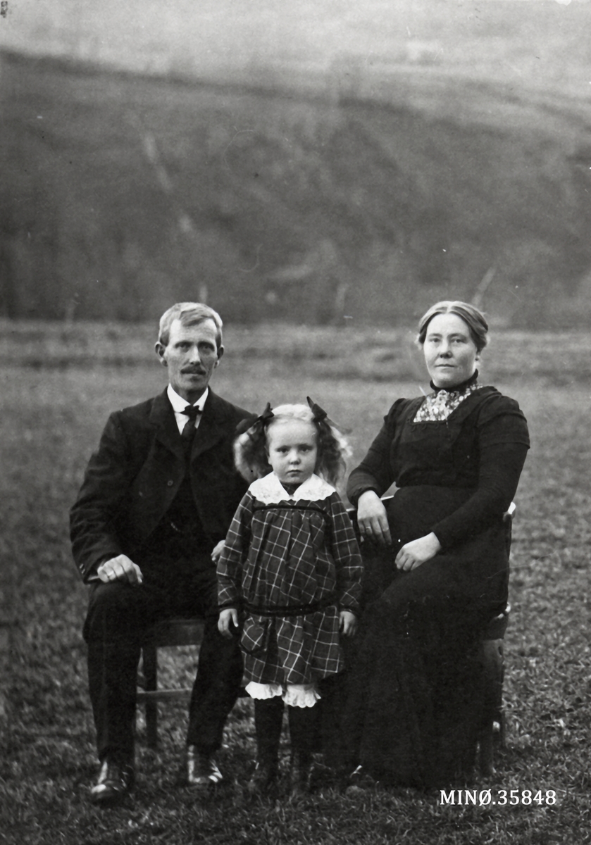 Ukjent, Familiebilde, Haagen (Håkon) Sørmoen, Goro Sørmoen, Magnhild.