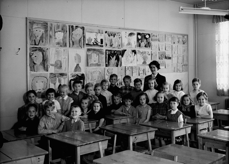 Sven Lindskog, Rynninge school, classroom interior, 26 schoolchildren with teacher Miss Kiertin Edlund. Class 2f, Hall 6.