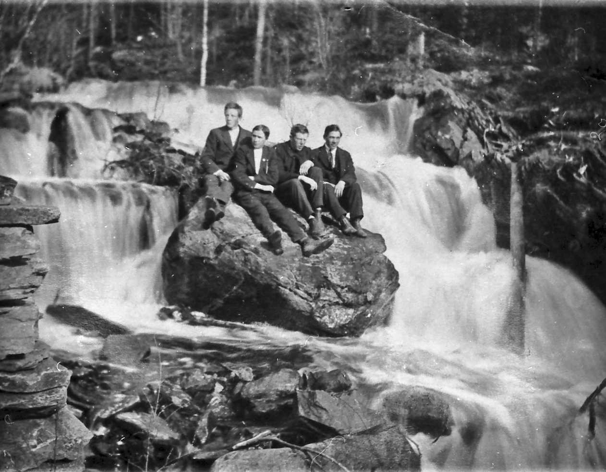 Ukjent, Ungdom på stein i foss