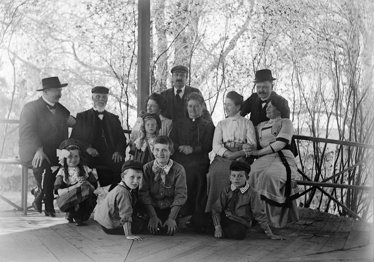 Okänd,, Ruben and Christiane Liljefors with family and relatives sitting on the terrace, probably in Sweden or Norway