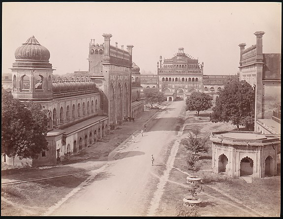 Unknown, [Rumi Darwaza and gateway of the Bara Imambara (left) with 'jawab' (Facsimilie Gateway) opposite,]