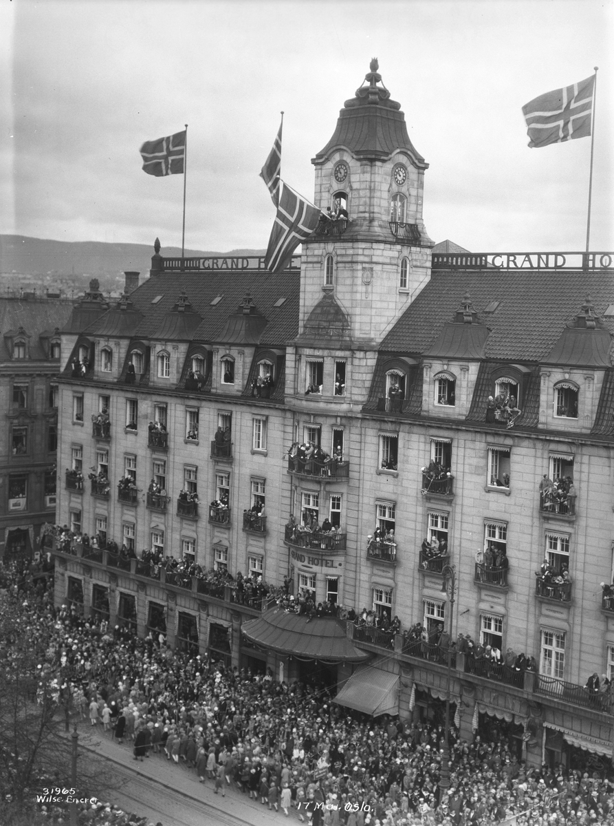 Anders Beer Wilse, Prot: Karl Johansgade Grand hotel Neg: 17 mai - Oslo