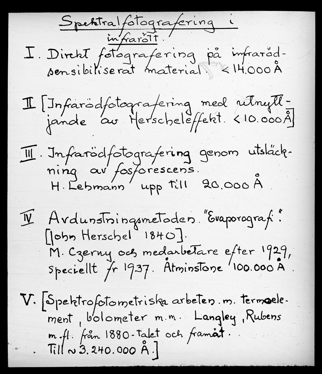 Unknown artist, Skioptikonbild från Institutionen för fotografi vid Kungliga Tekniska Högskolan. Använd av professor Helmer Bäckström som föreläsningsmaterial. Bäckström var Sveriges första professor i fotografi vid Kungliga Tekniska Högskolan i Stockholm 1948-1958. Beskrivning av spektralfotografering i infrarött.