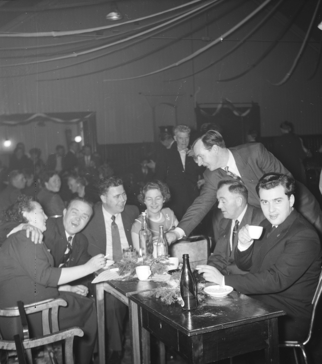 Håkon Prestkværn, En gruppe mennesker på fest, fra venstre: Aslaug Olsen, Johannes Bergundhaugen, ukjent, Alma Bergundhaugen Fauskerud, Tor Teodorsen, Sverre Olsen og Per Karlsen. Folkets Hus, Moelv.